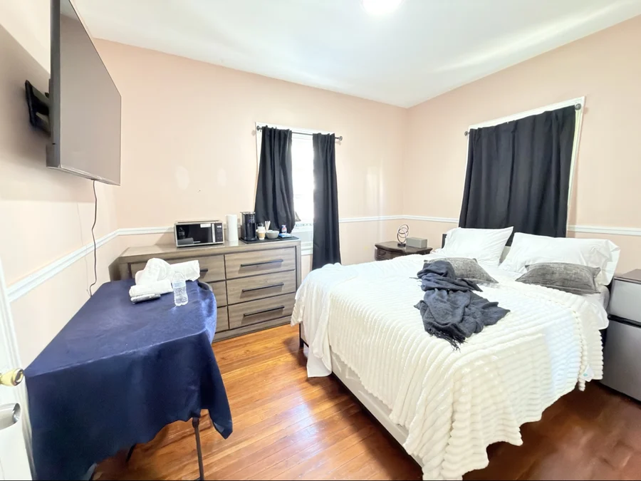 Spotless Airbnb bedroom after a Deluxe cleaning